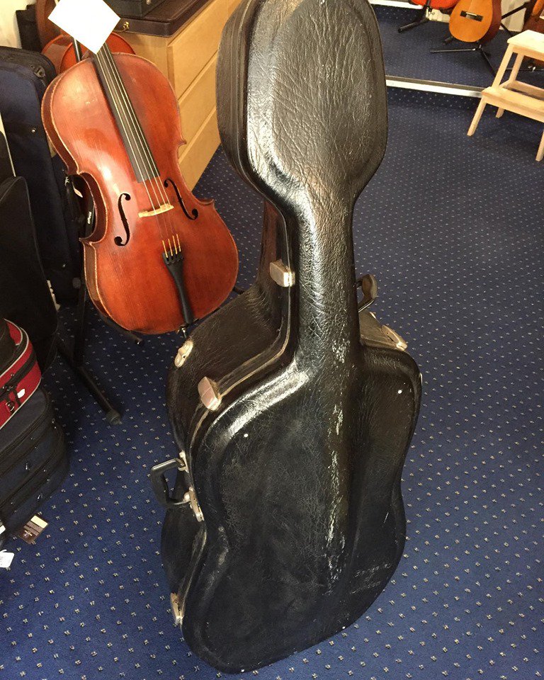 CambStrings's tweet photo. Free to a good home. Fully functioning fibreglass ‘cello case. A bit scruffy but all catches OK, etc. Otherwise we shall have to scrap it, which is always such a shame. https://t.co/1bHqADL97k