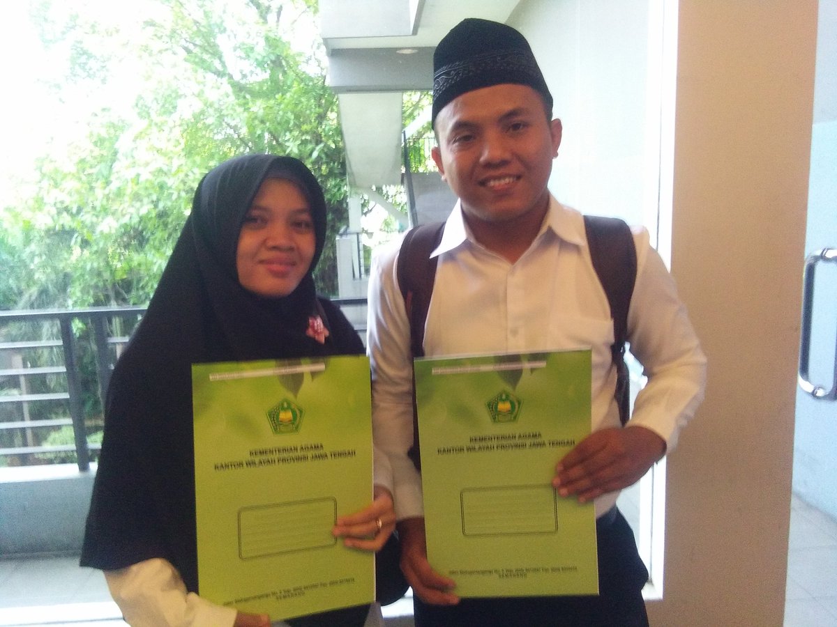 mzafrani1's tweet photo. janjiku kulaksanakan min @BKNgoid untuk memposting foto saat penyerahan SK CPNS. alhamdulillah hari ini saya dan istri menerima SK CPNS bersama dengan 487 lainya. terimakasih kepada @BKNgoid, @Kemenag_RI dan @KemenagJateng atas kerja keras nya sehingga kami sampai di tahap ini.. https://t.co/0Adh8DnYMZ