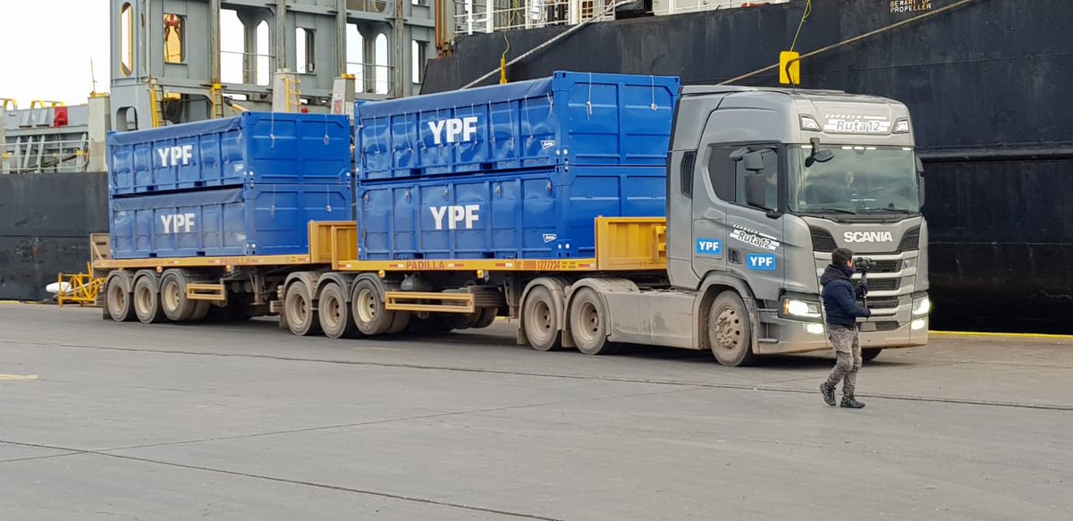 campraguille's tweet image. Continúa la prueba técnica para YPF del bitrén cargado con contenedores half height que llevarán arena a Vaca Muerta. Realizó maniobras de descarga en Añelo y luego partió para hacer otras piruetas en el Puerto San Antonio Este.
En el próximo tweet les cuento quien lo conducía!🙋‍♀️