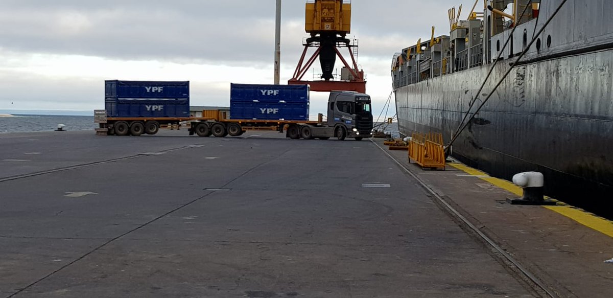 campraguille's tweet image. Continúa la prueba técnica para YPF del bitrén cargado con contenedores half height que llevarán arena a Vaca Muerta. Realizó maniobras de descarga en Añelo y luego partió para hacer otras piruetas en el Puerto San Antonio Este.
En el próximo tweet les cuento quien lo conducía!🙋‍♀️