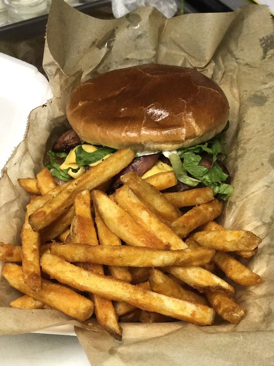 FattyPattyMKE's tweet photo. 05/31/19
Lunch by #ChaseBankTower 11am-1pm.
Hope to see you there https://t.co/0pd3JmGqxW