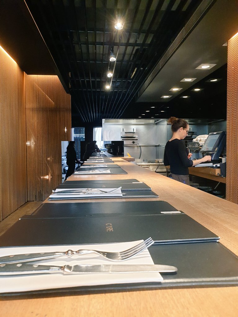 xavisalvatella's tweet photo. La barra del @courerestaurant, estructura d'Estat. https://t.co/PD0h5pDLZU