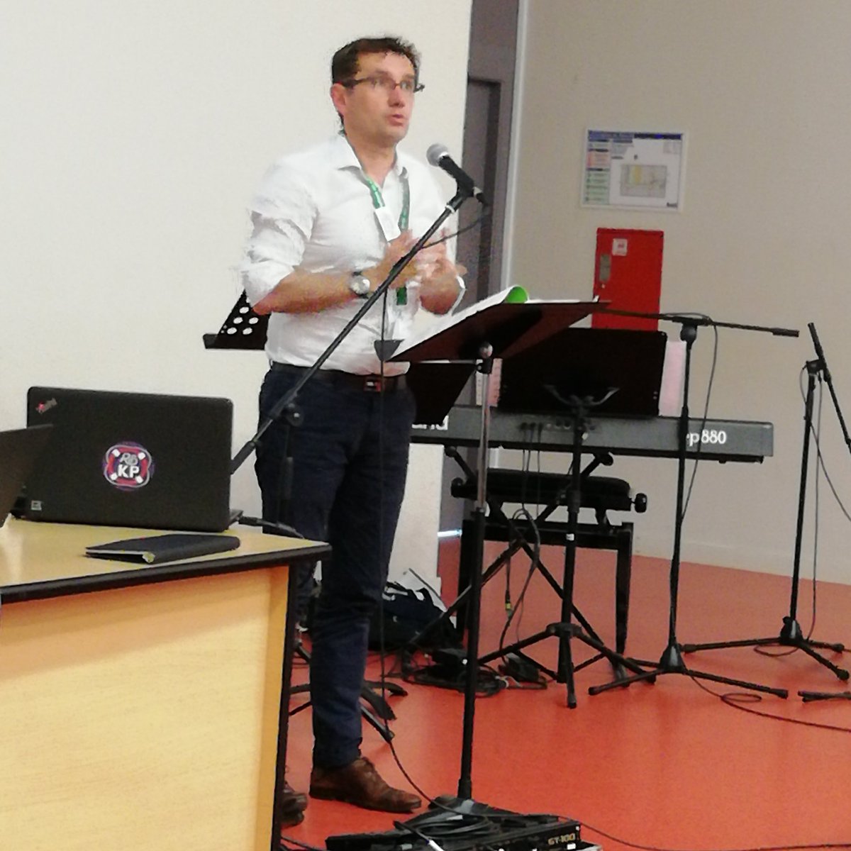VincentMieville's tweet photo. David Alègre anime un temps de questions avec le #synodeUEEL2019 https://t.co/4O9aJR7hZZ