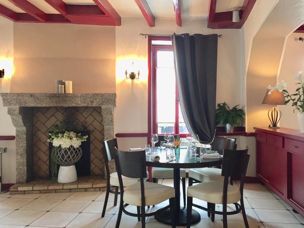 guideMichelinFR's tweet photo. L'un des charmes du métier d'inspecteur est de découvrir de délicieuses petites adresses où l'on sert une bonne cuisine, préparée avec amour... C'est le cas du Café des Arts à Beaulieu-Sous-la-Roche, en Vendée. Impeccable menu déjeuner à 24€ ! Excellent rapport qualité-prix. https://t.co/B2lwiNcUJU
