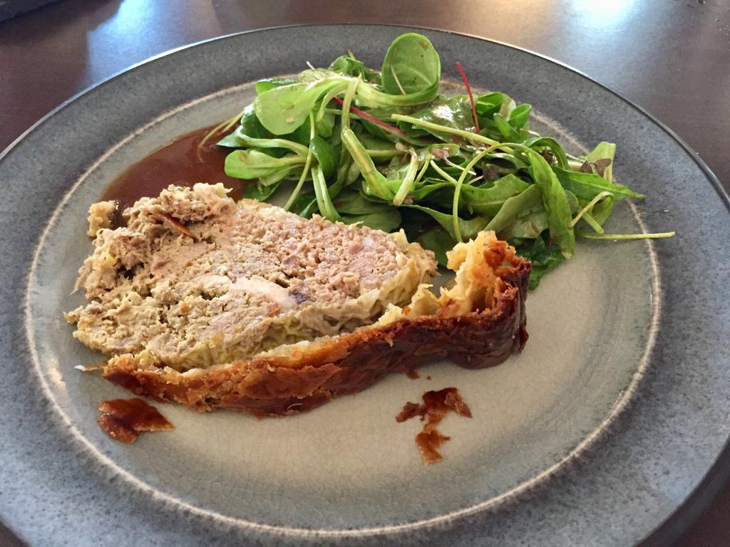 guideMichelinFR's tweet photo. L'un des charmes du métier d'inspecteur est de découvrir de délicieuses petites adresses où l'on sert une bonne cuisine, préparée avec amour... C'est le cas du Café des Arts à Beaulieu-Sous-la-Roche, en Vendée. Impeccable menu déjeuner à 24€ ! Excellent rapport qualité-prix. https://t.co/B2lwiNcUJU