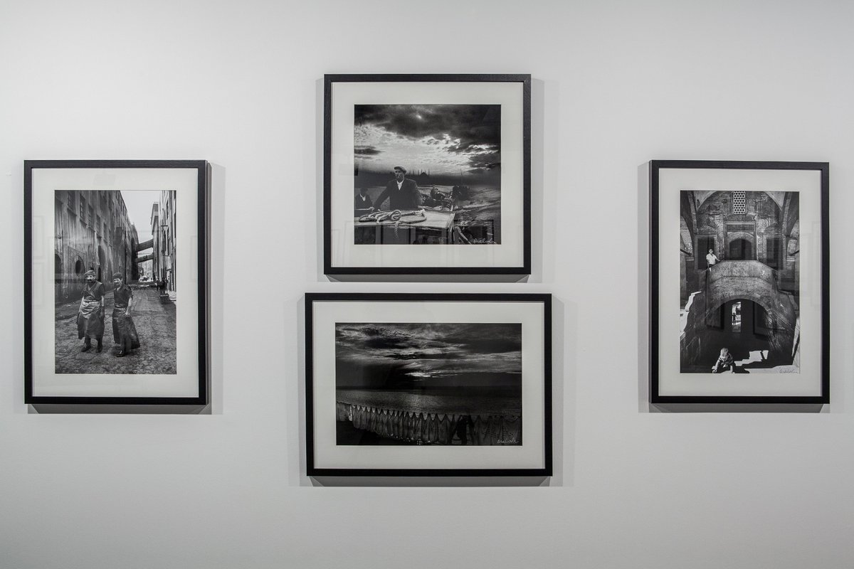 Ara Güler kendini foto muhabiri, foto muhabirlerini de "tarihi makinesiyle yazanlar" olarak tanımlar. Ara Güler'in çalışmaları aracılığıyla fotoğrafçı ile fotoğraf arasındaki ilişkiyi düşündürmeyi hedefleyen "İki Arşiv, Bir Seçki: Ara Güler'in İzinde İstanbul"u keşfedin.