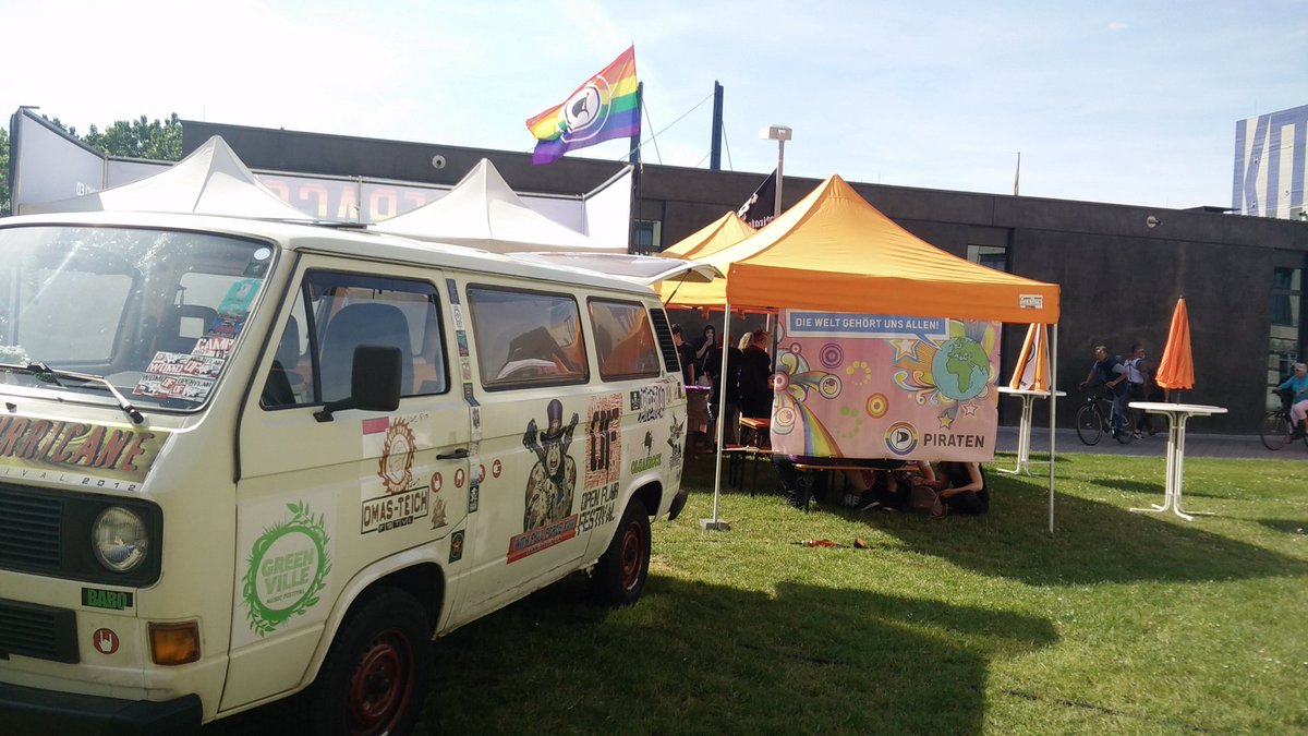ProblemBus's tweet image. Wie immer hab' ich den #Infostand der @PiratenDdorf zum #CSD #Düsseldorf gebracht. Ich bin halt geräumig - wie so eine Karavelle ;-) #Arrr!