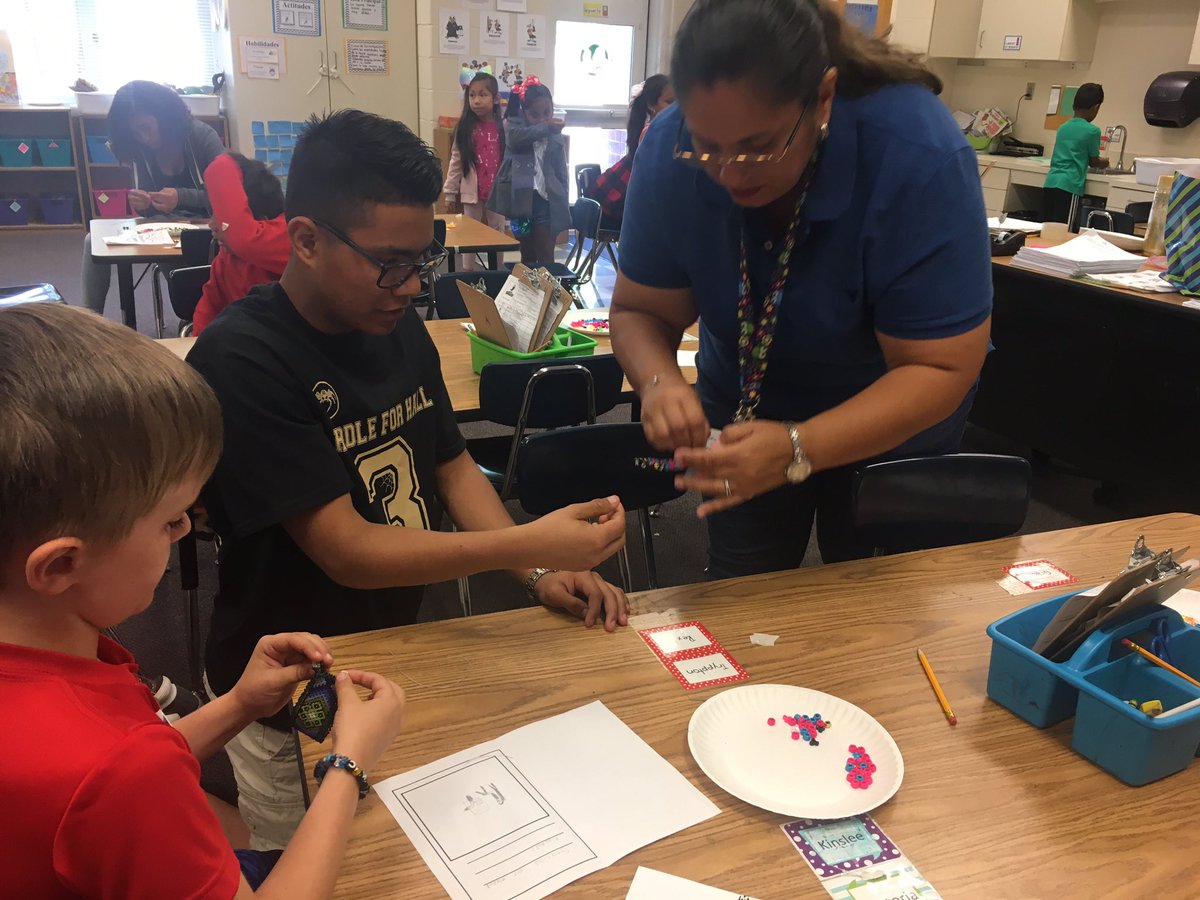 emilyfranESL's tweet photo. Today was our last visit with our #SpanishImmersion reading buddies at @wmirvinelem 

We had a great time this semester engaging with 1st graders and encouraging them to value and appreciate home language! 

#Spidersimpact 💛🕷🌎🤗 https://t.co/WEV9gkSM77