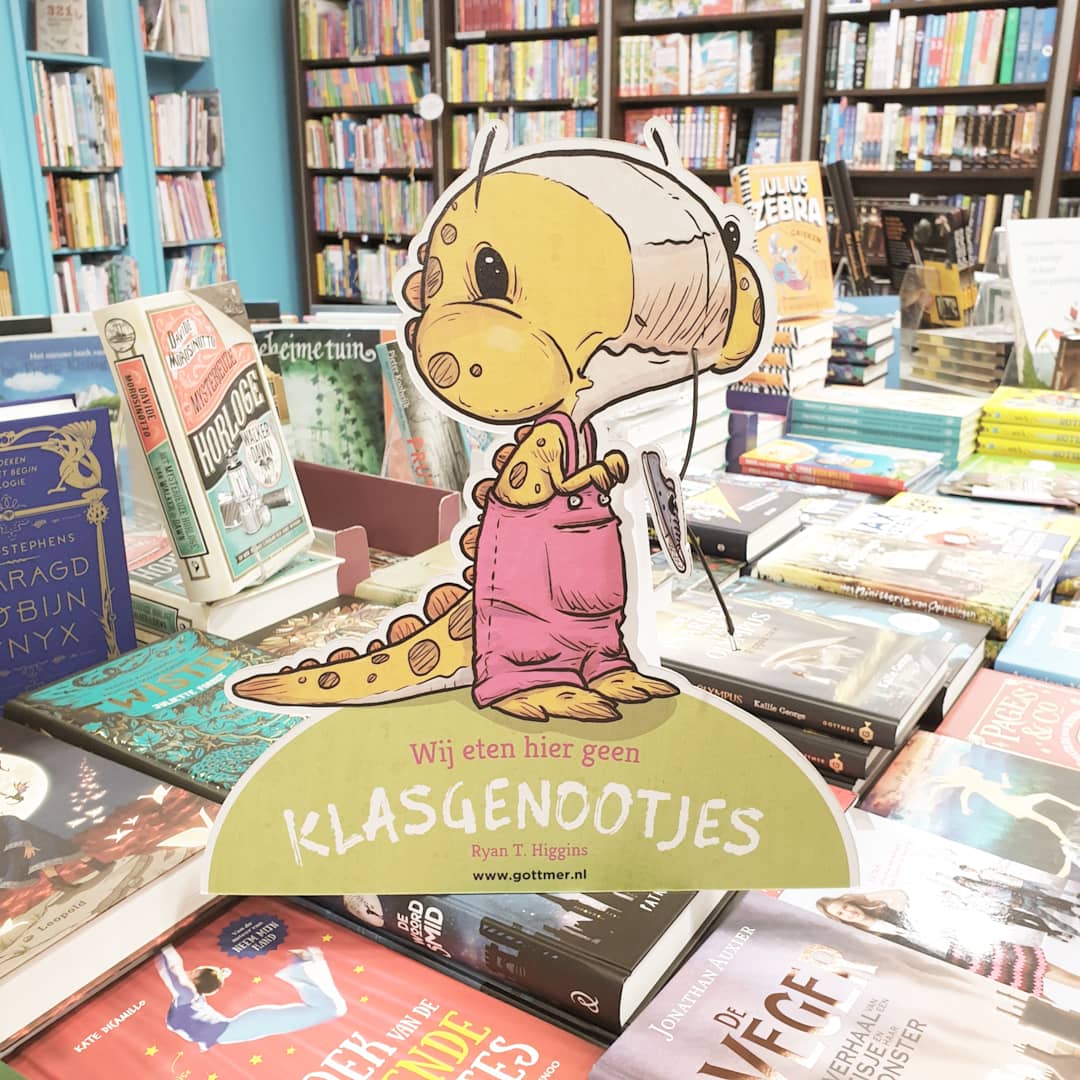 LibrisVoorhoeve's tweet photo. Het verhaal van een dino die naar school gaat om tot de ontdekking te komen dat haar klas vol zit met haar lievingshapjes 😋😋😋 #zoherkenbaar
Kopen kan in de winkel of online: https://t.co/9ijSvrWBGX
#dinosaurproblems #dino #dinosaurus #kinderboek #prentenboek #bibliophile https://t.co/SWfE5prqe9