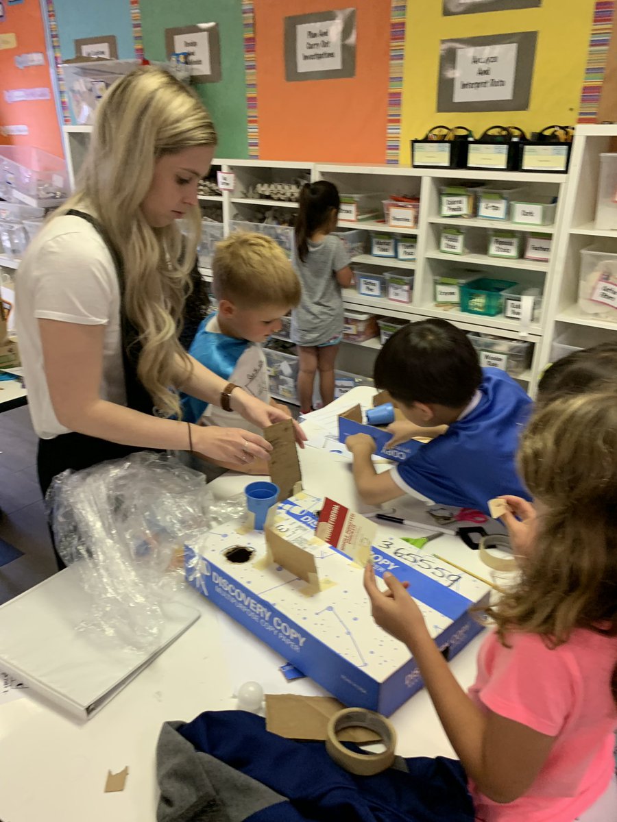 I spy with my little eye, 2 Miss a Dugans and a Mrs. Dugan too! Thank you Team Dugan for volunteering your time and helping Kinders Cardbord Arcade building dreams come to life. #CardboardArcade #PushPull #ForcesInMotion @MissDugansKs @OakPrincipal @lasdk8 @Oak_STEM