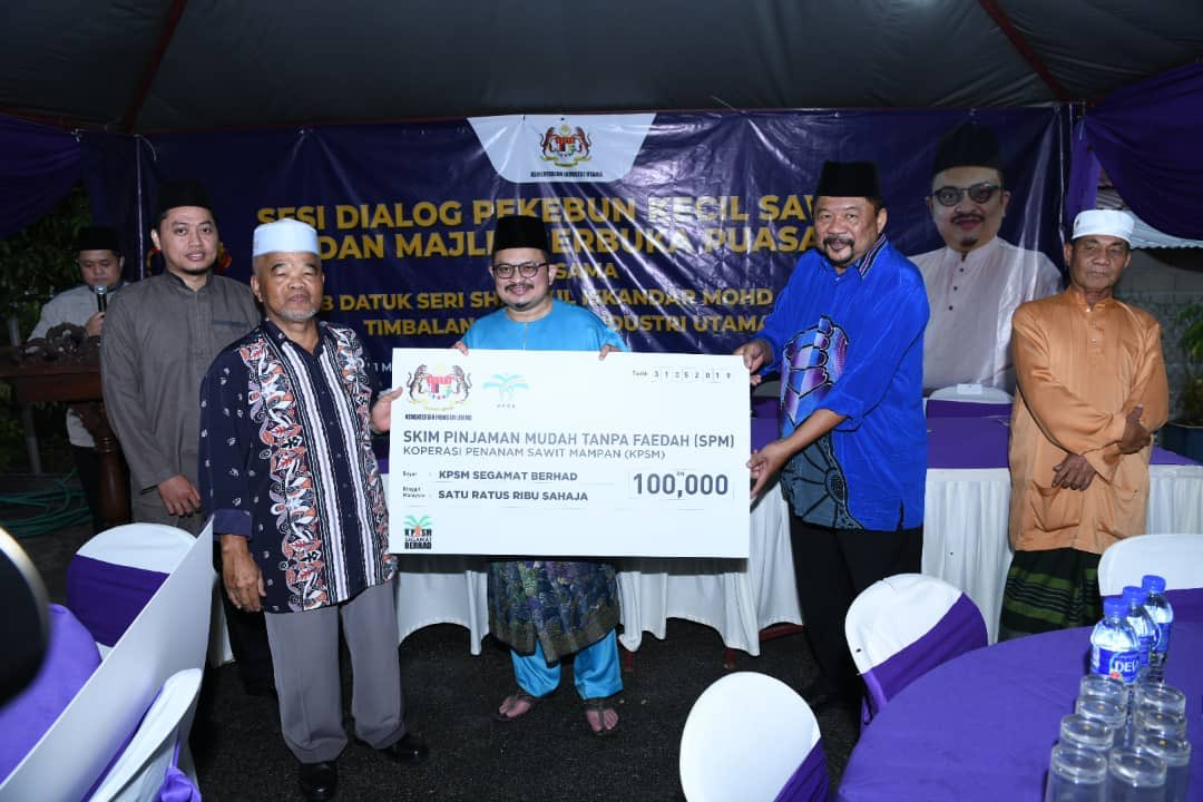 mpob_tweets's tweet photo. #photocoverage Dialog Pekebun Kecil Sawit dan Majlis Berbuka Puasa bersama YBTM Industri Utama. Turut disampaikan Skim Pinjaman Mudah Tanpa Faedah sebanyak Rm 100,000.00 kepada dua buah Koperasi Penanam Sawit Mampan (KPSM) iaitu KPSM Segamat Berhad dan KPSM KualaLangat Berhad. https://t.co/G2TCSZvLRd