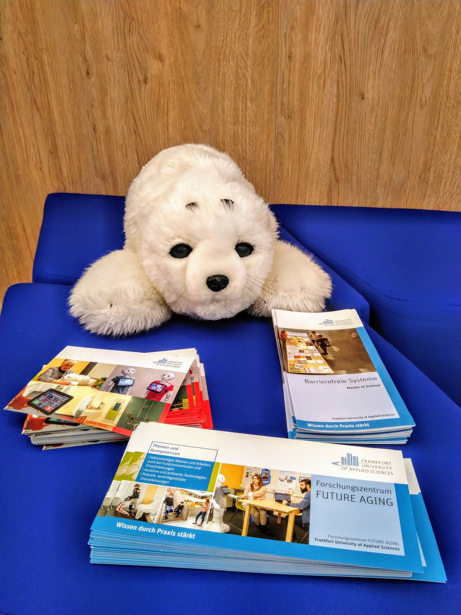 TobiasBuchwald's tweet image. Paro und Miss Pepper von der @FrankfurtUAS haben uns heute am Stand des @RegHessen Digitalministeriums besucht 😍 #VR