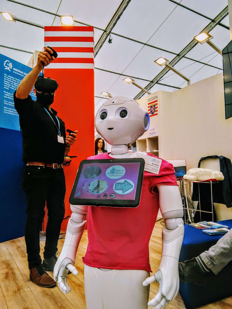 TobiasBuchwald's tweet image. Paro und Miss Pepper von der @FrankfurtUAS haben uns heute am Stand des @RegHessen Digitalministeriums besucht 😍 #VR