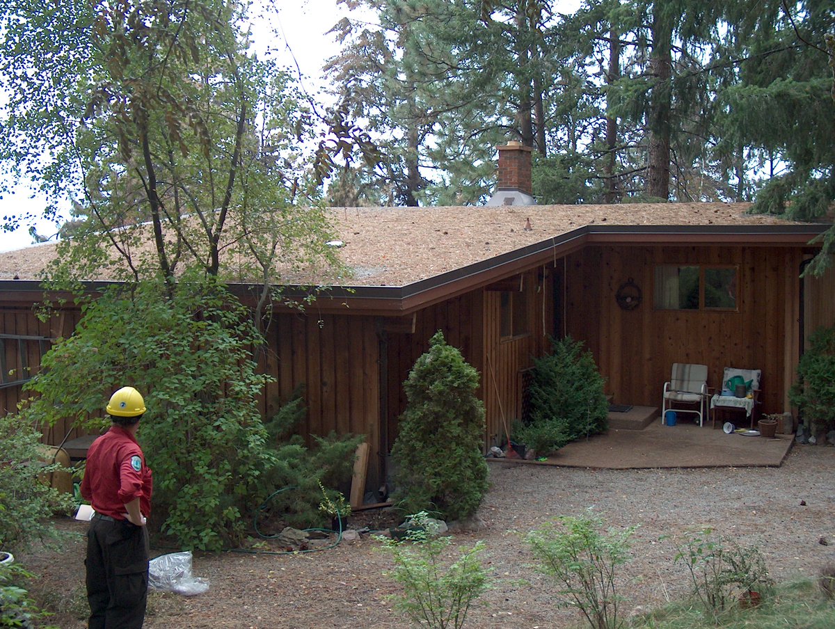 BCFireSmart's tweet photo. Did you know that your roof is the most vulnerable component of your home? Sparks and burning embers from a wildfire can travel long distances and quickly ignite flammable roofing material. Keep your roof clean this summer. #FireSmartBC https://t.co/Y2heiyxxAo