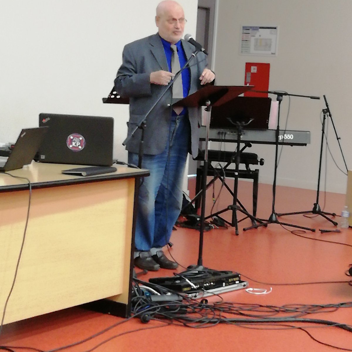 VincentMieville's tweet photo. Roland Poupin, pasteur de l'Eglise Protestante Unie de Poitiers, salue le #SynodeUEEL2019 https://t.co/gCtd3XQArL
