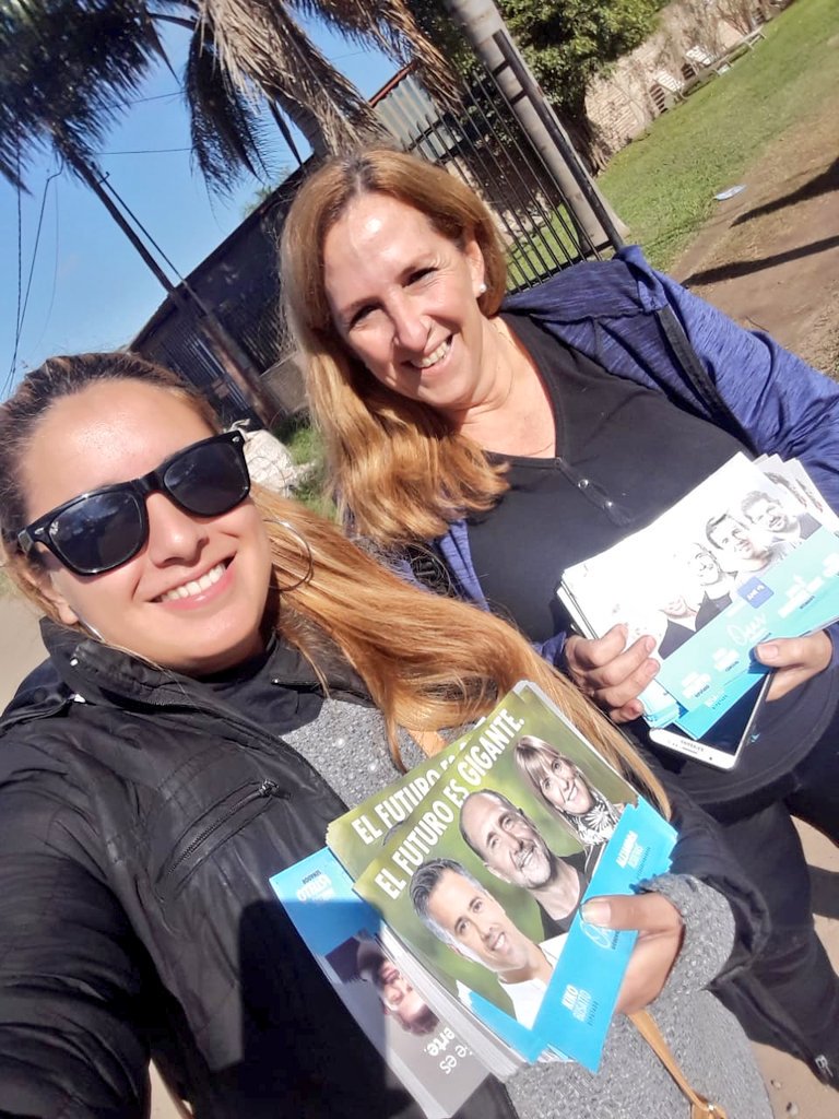 EquipoSilvina's tweet photo. En este hermoso día peronista salimos desde el PJ a militar a nuestros candidatos @omarperotti @rodenasale @leandrobusatto @silvinafrana @MCastelloficial @martinezkerz @juanjosaleme 

#ElFuturoEsGigante
#JUNTOSPerottiBielsa https://t.co/BFzzrXzx92