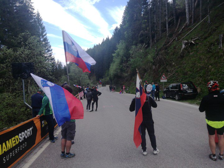 Quelchepassa's tweet photo. #Giro102 #InGiroColGiro #QCPontheroad in attesa.... https://t.co/PgVFjuNUB1