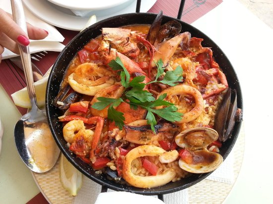 CALDEROSignifie en espagnole « jus », « bouillon » est un plat de poissons et de riz de la consistance d'une soupe, originaire de la région d'Oran (Arzew). Ce plat de pêcheur comprend comme base un mélange de poissons de roche, moules, calamars, crevettes et/ou langoustines.