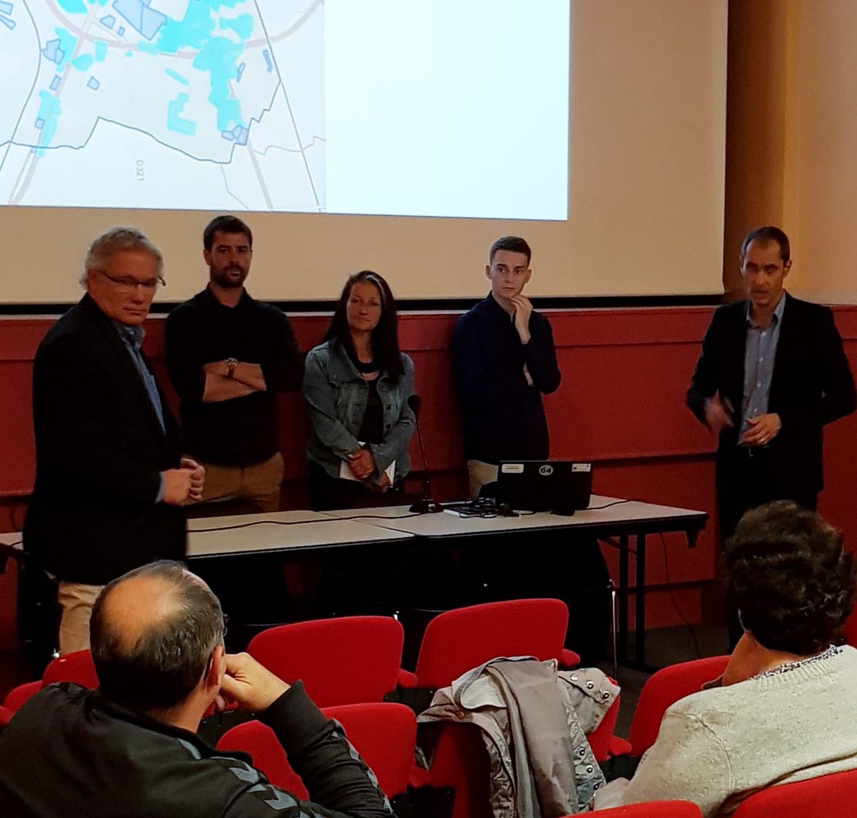 eric_boz's tweet photo. Les équipes @OrangeNvAquit au contact des habitants de Saint Pierre du Mont @MarsanAgglo pour présenter l’accélération du déploiement de la Fibre #Orange sur le territoire Landais #THD @fredcarrere https://t.co/FCr8vU7TRH