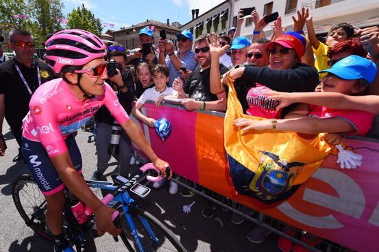 🚵🏽‍♂️ ¡Se mantiene la ventaja! Se acabó la etapa 19 del Giro 🇮🇹 y ‘La Locomotora del Carchi’ mantuvo la distancia con Nibali y Roglic a falta de 2 etapas.
🇪🇨🚂 <a href="/RichardCarapazM/">Richard Carapaz M</a> sostiene por sexto día la ‘Maglia Rosa’ y se acerca a lo impensado.