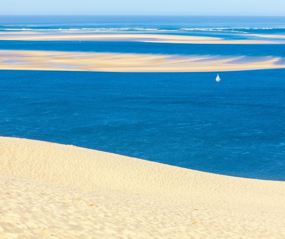 Nautal_it's tweet photo. Avresti mai pensato di imbatterti in un paesaggio simile in Francia? In prossimità del bacino di Arcachon spicca la duna di Pilat, la più alta duna di sabbia d’Europa. #smartsailors
https://t.co/3NJ2AxYv6z https://t.co/CEksd05wNd