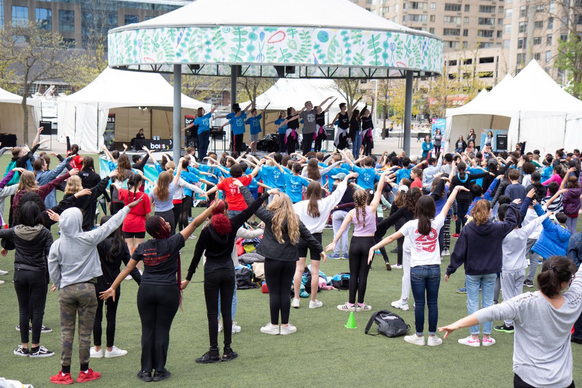 NBS #SharingDanceDay in #Toronto was a huge success! Hundreds of people of all ages, abilities &amp; dance backgrounds moved together <a href="/HarbourfrontTO/">Harbourfront Centre</a> &amp; powerfully demonstrated the life-changing impact of dance. Events continue today in #Winnipeg &amp; #Vancouver! bit.ly/2S71gFF