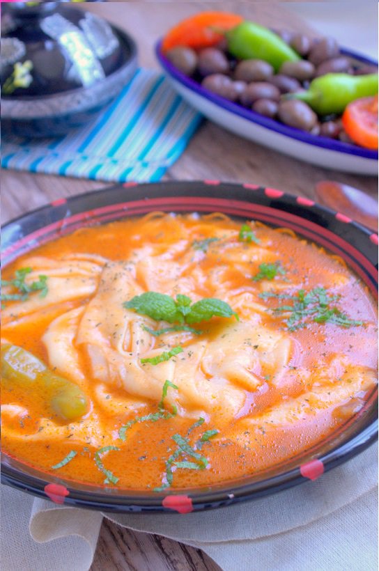 AFTIR OUKESSOULthimegzerth ou kataâ ouarmi est un plat de Kabylie à base de pâtes artisanales fraîches, coupées en longueur de 20 à 40 cm, plongées dans un bouillon à base de viande d'agneau, de légumes, légumes secs, agrémenté de coriandre, menthe et arrosé d'un d'huile d'olive