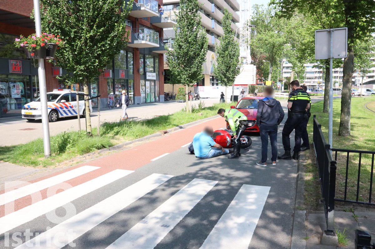 RedactieD8's tweet photo. Op de #MartinusNijhofflaan in #Delft is zojuist een auto achterop een motorscooter geklapt nadat de bestuurder van de motorscooter stopte voor het zebrapad. De bestuurder van de motorscooter raakte lichtgewond en hoefde niet vervoerd te worden. https://t.co/61sNpPGh6N