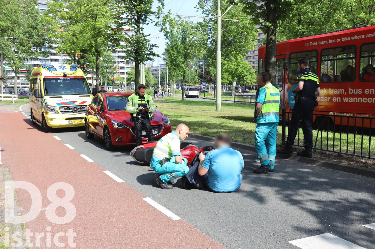RedactieD8's tweet photo. Op de #MartinusNijhofflaan in #Delft is zojuist een auto achterop een motorscooter geklapt nadat de bestuurder van de motorscooter stopte voor het zebrapad. De bestuurder van de motorscooter raakte lichtgewond en hoefde niet vervoerd te worden. https://t.co/61sNpPGh6N