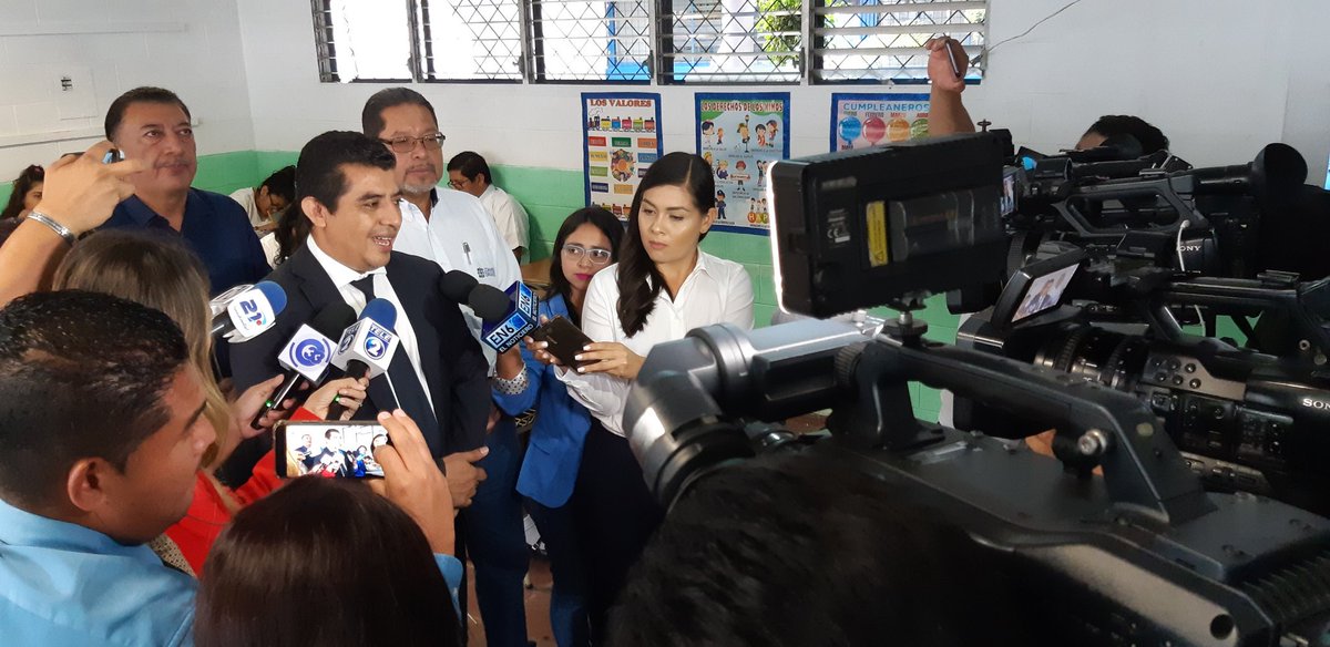 CastanedaMined's tweet photo. "Tenemos registrado 40 centros educativos con grietas en paredes y piso a raíz del sismo" https://t.co/NgXcGyawCG