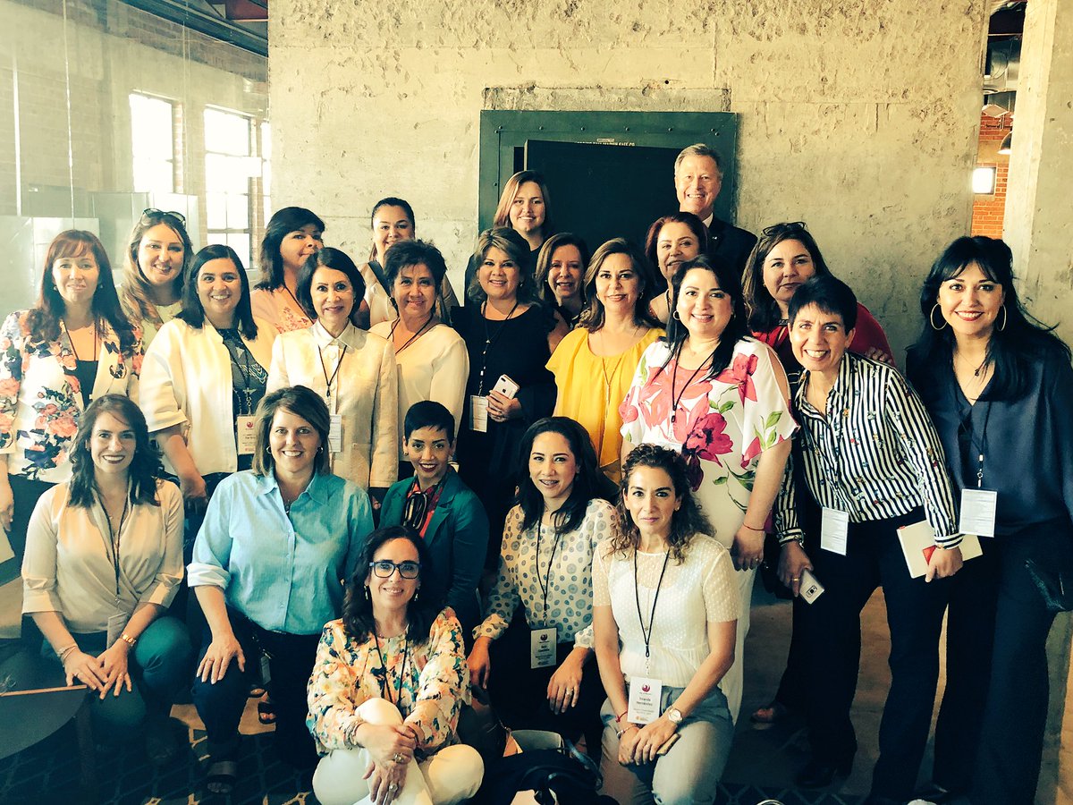 moleraalvarez's tweet photo. Thx to @dianavowels for giving #Hermosillo businesswomen a tour of @galvanize #phx #vaultvibes &amp; Charter 100 network of PHX women leaders for giving the ladies great advice @ cocktail reception sponsored by @cradlhq. #WomenMeanBusiness @COPARMEXSON @CanacintraHmo https://t.co/WlZkgq8wEL