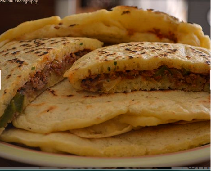 MAGHLOUGAOriginaire de Ghardaia. une sorte de crêpe farcie à la viande hachée, aux oignons, aux tomates, aux poivrons, aux herbes, telles que la coriandre et la menthe, et aux épices du Sahara. Les crêpes sont superposées avec la farce au milieu et cuites sur un tajine à pain.