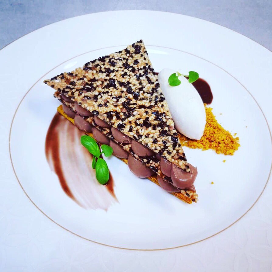 We love this delicious new chocolate mousse dessert! Happy Friday #foodie #knightsbridge