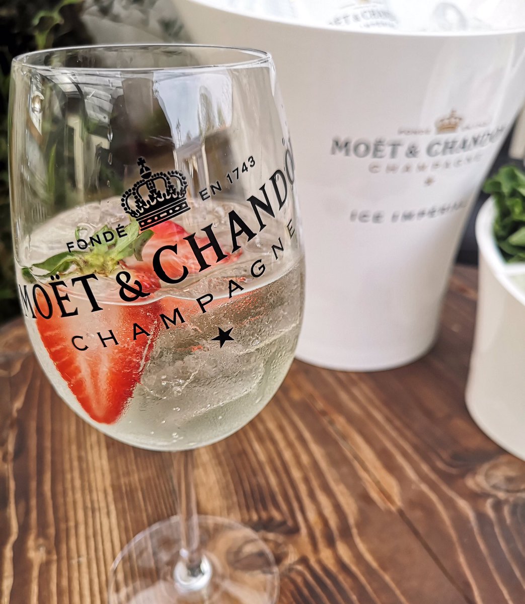 therisertruro's tweet photo. Thank Fizz it’s Friday! Enjoy the warm weather with a nice cold glass of Moet Ice Imperial and a choice of garnishes including ginger, mint and strawberries. 🍓🍓🍓 Moët & Chandon #moeticeimperial #notbadforapub #moetice #fizzfriday #ourgreatlittlecity https://t.co/HOHW7r7Yhz