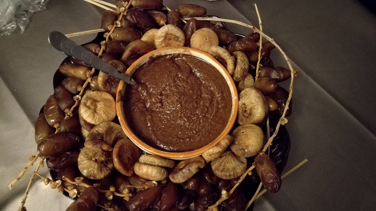 ATAMINEOriginaire de Kabylie. Il s'agit d'un met simple à base de semoule, d'huile d'olive et d’œufs que l'on déguste avec du sucre et/ou du miel. La tradition veut qu'elle soit préparée lors de la culture des fèves. L’atamine fait souvent office d'offrande dans les mosquées.