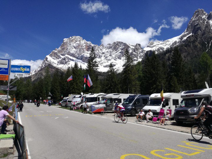 Quelchepassa's tweet photo. #QCPontheroad #InGiroColGiro #Giro102 oggi sole e fa caldo, dovrebbe annuvolarsi piรน tardi, dicono. Salita finale tortuosa e forse piรน interessante di quanto avevo pensato vedendola scritta. Sicuramente รจ molto lunga. https://t.co/OxJggYOXBp