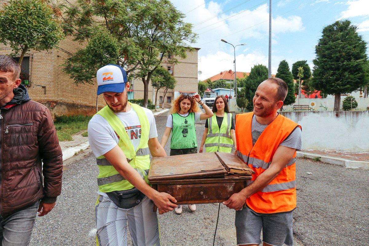 EnedMato's tweet photo. Qyteza buzë rrugës së Kombit është e rrethuar nga bjeshkë,male&amp;minerale! Megjithatë jeta aty është paralizuar, braktisja&amp;varfëria,kanë larguar çdo shpresë!Familje të tëra në vështirësi,fëmijë në varfëri,burrat në papunësi!Shumë pranë mundësi ekonomie,turizmi dhe zhvillimi. #orosh https://t.co/e2lOupBXhS