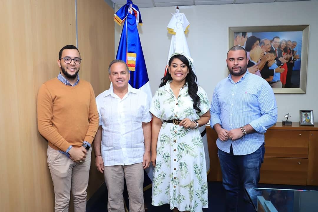 Robiamny's tweet photo. Con @davidcicilline también hablamos sobre la disposición del Gobierno dominicano que encabeza el presidente @DaniloMedina de apoyar a la diáspora dominicana en los Estados Unidos. #JuventuRD https://t.co/HxNiTWS5Ew