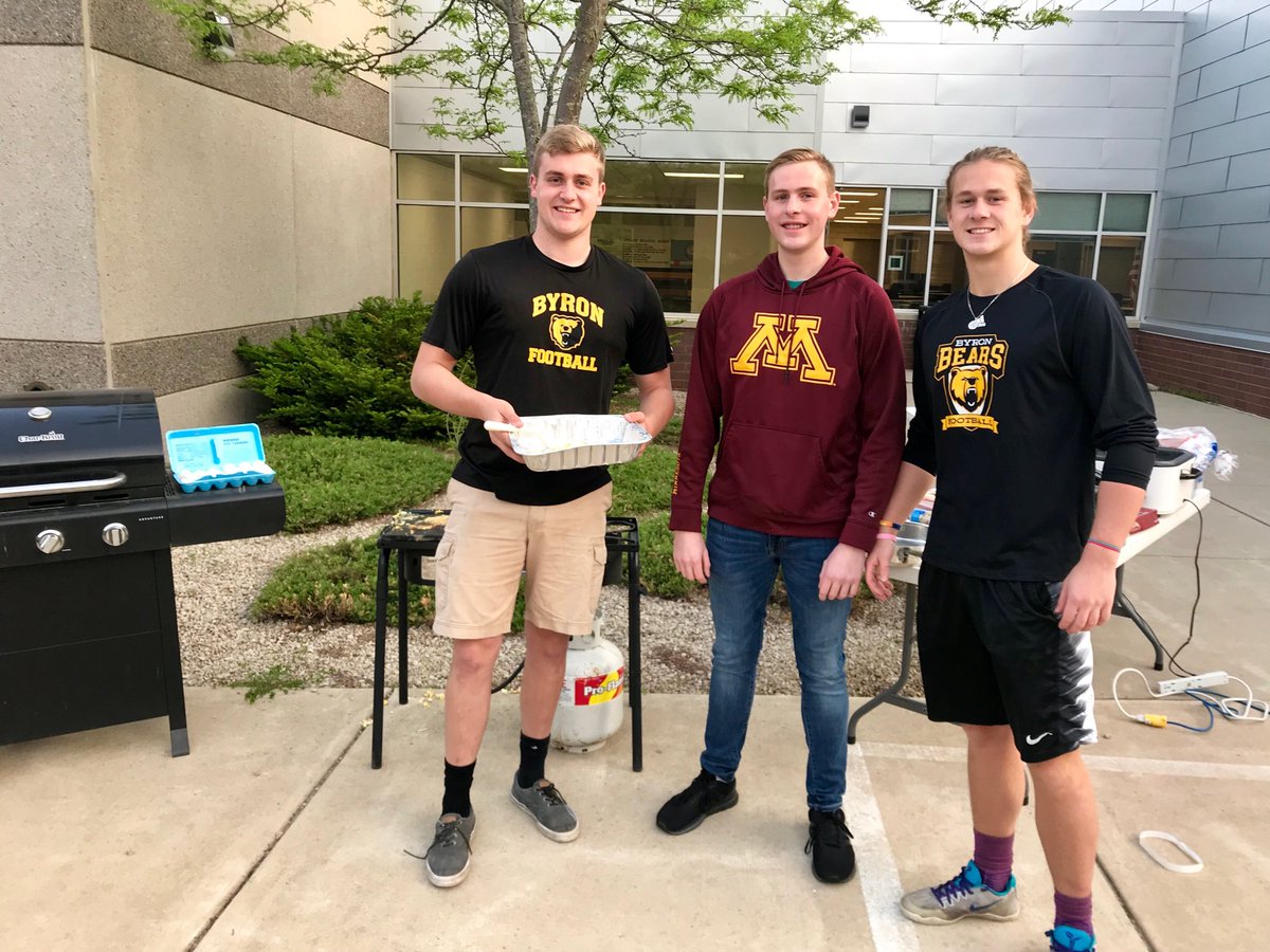 stwillman's tweet image. BHS senior “Breakfast on the Patio” cooks.   Bacon, Sausage, Eggs, Toast and camaraderie for the class of 2019.   Eat well. ⁦@ByronBears⁩