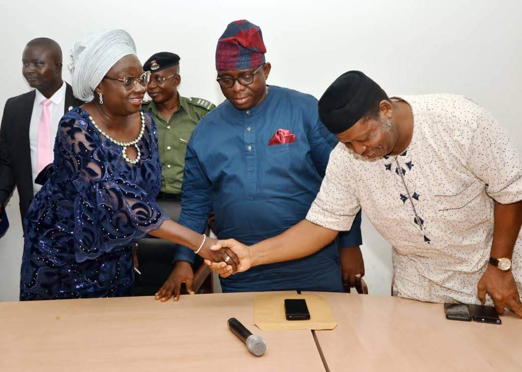 NoimotOyedele's tweet photo. The task to rebuild our state continues as I joined the Executive Governor,  @dabiodunMFR in a meeting with the members of the 8th Assembly.
#BuildingOurFutureTogerher https://t.co/FZPMw2PRCD