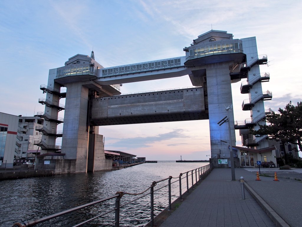 K Watanabex Twitterren 沼津港大型展望水門びゅうお 津波から港を守るための水門なんだとか 施設自体が大きいので 展望回廊が併設し 箱根の方から駿河湾の方まで360度見渡せて絶景 静岡県 沼津市 沼津港大型展望水門 びゅうお 展望台 展望回廊 水門