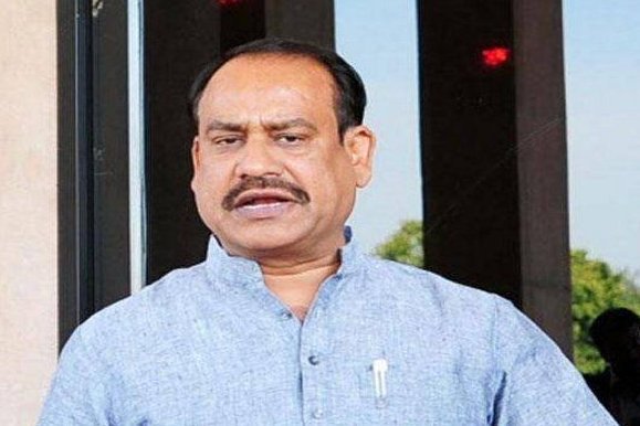 1stIndiaNews's tweet photo. क्या राजस्थान की गहलोत सरकार को भी खतरा ?
कोटा सांसद ओम बिरला ने किया इनकार, कहा-'उन्हें मिला है राजस्थान में 5 साल का जनादेश', 'वैसे भी हम नहीं करते सरकारों को गिराने का काम', 'लेकिन हमारे परिवार में शामिल होने के, इच्छुक आगंतुकों का स्वागत'
#ModiSweep #RajasthanSarkar https://t.co/E6D8jeXr8D