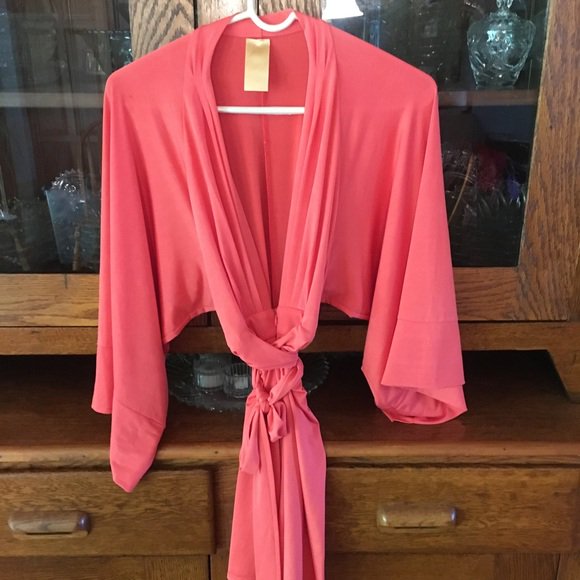 Kalsss_Poshmark's tweet photo. So good I had to share! Check out all the items I'm loving on @Poshmarkapp from @smeposh @VintageJunkAmy #poshmark #fashion #style #shopmycloset #americaneagleoutfitters #vincecamuto: https://t.co/rcCi6LBQfs https://t.co/VX0atZH2d1