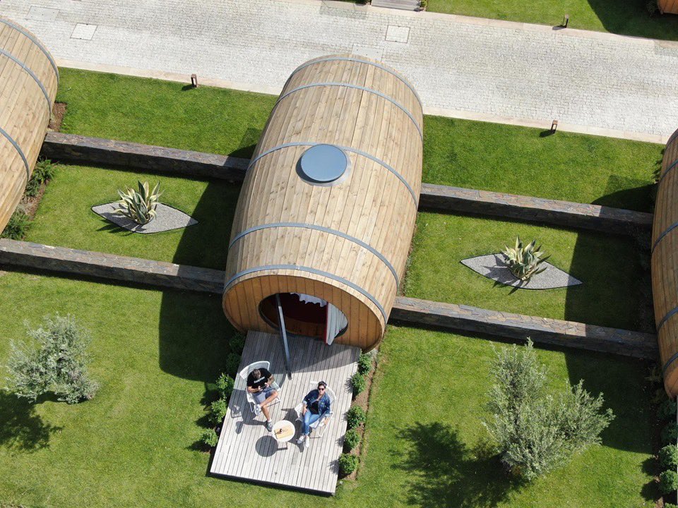 1 night in a #winebarrel at @quintadapacheca One of the best #wine experiences! 
More info click here locoporvino.com/blog/ja-pensou…
@sparklingwinos @DemiCassiani @WineDesTnations @Dracaenawines @KellyMitchell @Sylvainlazureen @winewankers @Syrah_Queen @girlslovewinexo @cheers2winecom