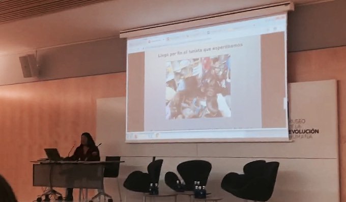 SafaFuncadia's tweet photo. La maestra Eli Arroyo Mora, antigua alumna de nuestro centro, expone su trabajo en el Congreso sobre Educación y Patrimonio en Burgos, investigación con el alumnado de 5 años que ha realizado en @SafaFuncadia .
Gracias por llevar a nuestro centro por bandera. #yoconsafa #Funcadia https://t.co/U7T0oYWMgu