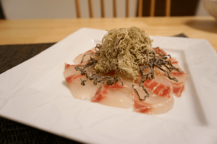 お酒ならkurand トッピングでマンネリ打破 鯛の和カルパッチョ を紹介 鯛のお刺身 1パック 塩こんぶ 適宜 とろろ昆布 適宜 ごま油 適宜 鯛を包丁で薄く 削ぐように切る お皿の上に綺麗に並べ ごま油をスーッと回しかける 上にとろろ昆布と塩こんぶ