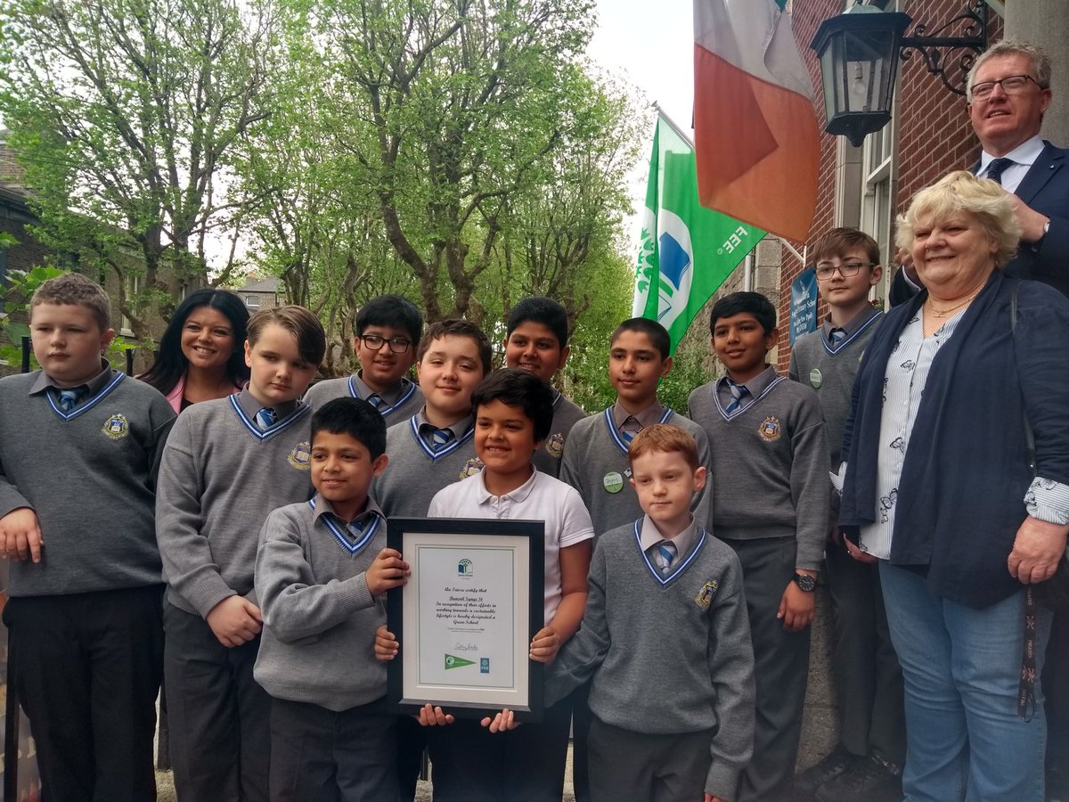 msrussresource's tweet photo. @BunscoilSynge @DaireKeogh @GreenSchoolsIre Thank you to Daire Keogh, past pupil of Synger, for coming in today to celebrate the Green Boys receiving our first Green Flag! The whole school put on a great assembly as part of the celebrations #synger #greenschools https://t.co/29VRVNXT15