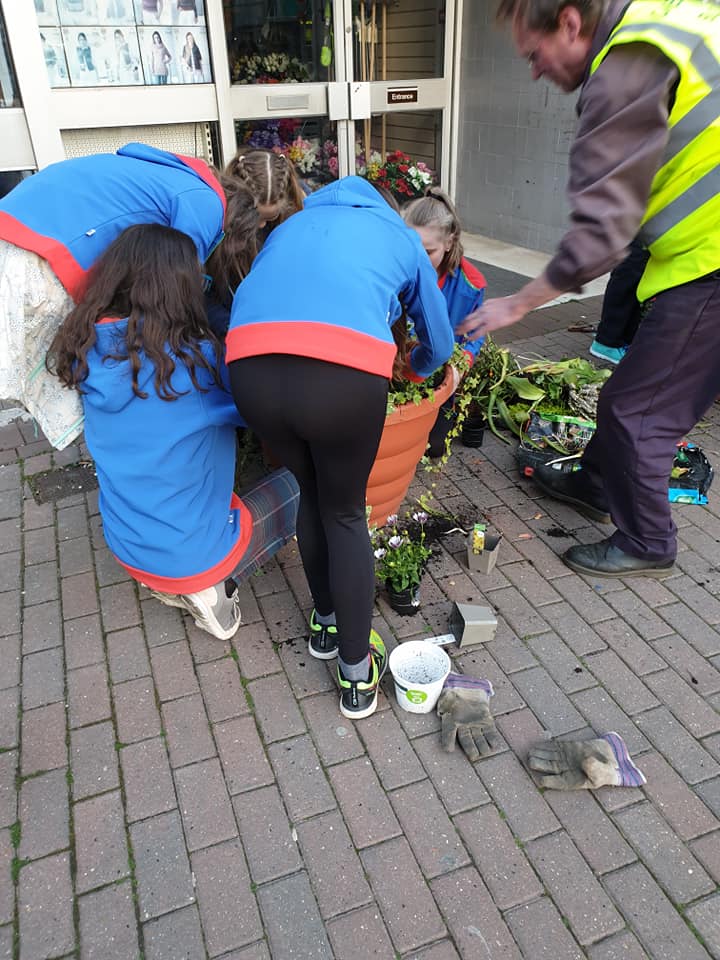 Chesham in Bloom (@cheshaminbloom) on Twitter photo Thanks to the 4th #Chesham Guides for sharing these fabulous photos with us. They did some much needed maintenance on our Market Square beds & planted up pots for local business Circle 7. #ourbloom <a href="/TandCBloom/">Thames and Chilterns in Bloom</a> Thanks to the 4th #Chesham Guides for sharing these fabulous photos with us. They did some much needed maintenance on our Market Square beds & planted up pots for local business Circle 7. #ourbloom <a href="/TandCBloom/">Thames and Chilterns in Bloom</a>