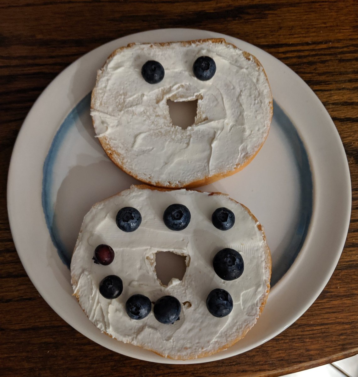 TheMoodyFoodie3's tweet photo. #GlutenFree #livegfree Bagels and whipped cream cheese from @AldiUSA with fresh Blueberries make me ๐โฃ๏ธ https://t.co/lGqoBJRVO2
