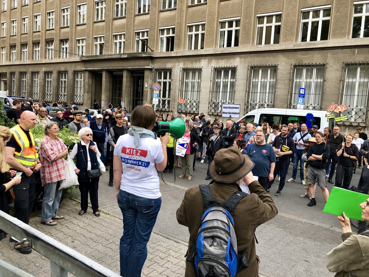 HeimatNeue's tweet photo. Die #IG_HAB zu Gast zum #SommerSchlussVorkauf #Block527 
Demo gegen Verdrängung &amp; Spekulation Friedrichstr/Hedemannstr
@LieblingXhain  @f_schmidt_BB   @kaddinsky @gloreiche36 @elena_poeschl @MIETERFORUM @u67bleibt @krossener36 
#MIETENWAHNSINN
#Vorkaufsrecht
in #Berlin #Xberg https://t.co/IBFKvOEN7B